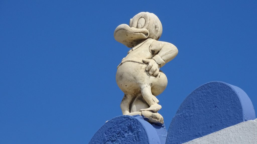 פסל של דונאלד דאק שמראה מה קורה בחולשת שרירי ליבה