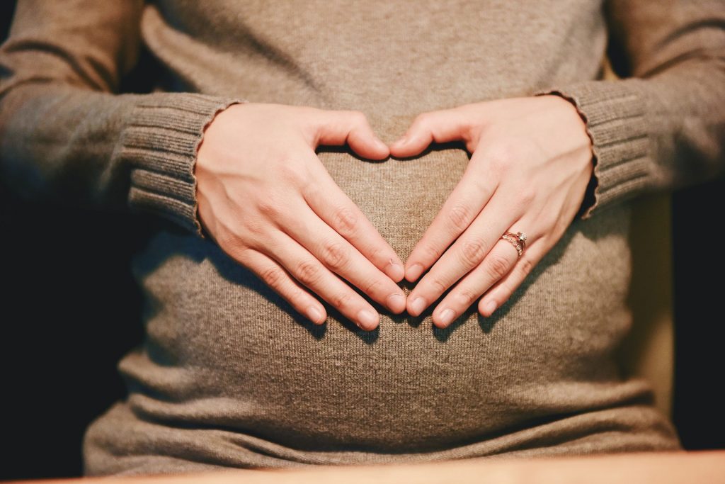 דיקור סיני להריון - ידיים על הבטן ההריונית בצורת לב