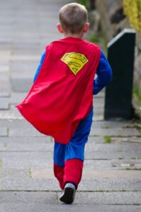 ילד בתחפושת של סופרמן